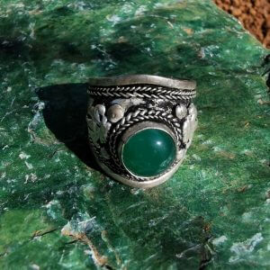 White Metal Ring with Green Onyx Wide with Flowers
